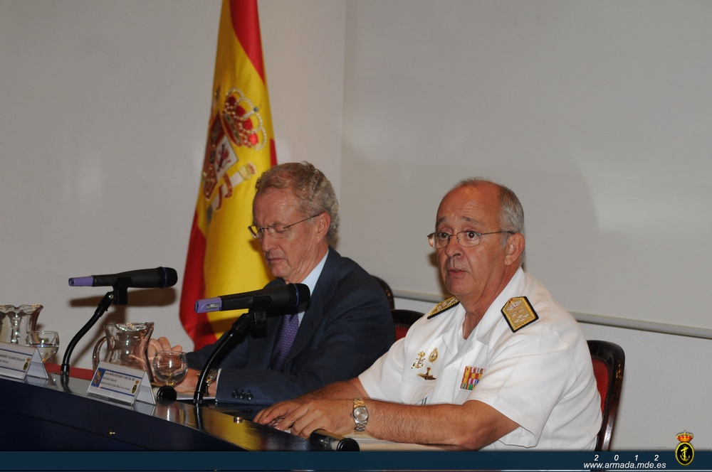 El ministro de Defensa presidió el acto de clusura, acompañado por el Almirante Jefe de Estado Mayor de la Armada